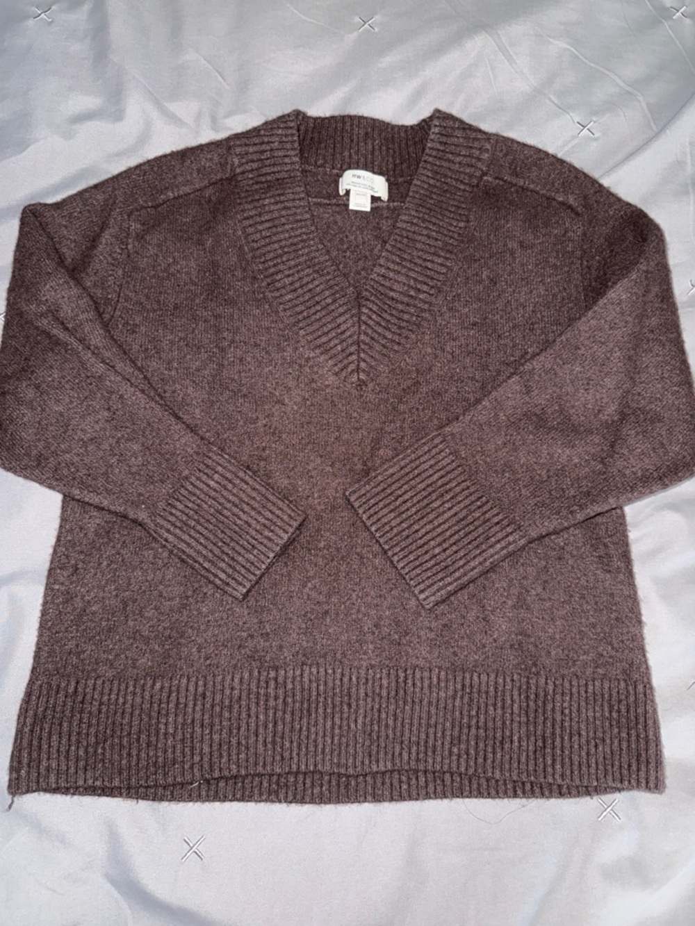 RW&CO. Women's V-Neck Sweater in Mauve Brown